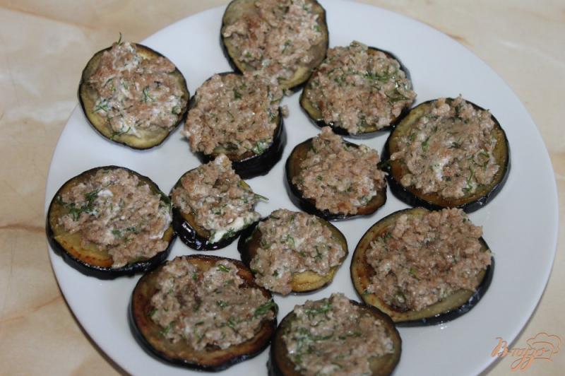 Фото приготовление рецепта: Закуска из баклажан с мясом и помидорами шаг №7