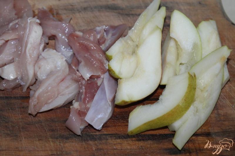 Фото приготовление рецепта: Куриное филе тушеное в соевом соусе с грушей шаг №2