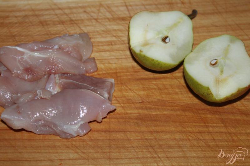 Фото приготовление рецепта: Куриное филе тушеное в соевом соусе с грушей шаг №1
