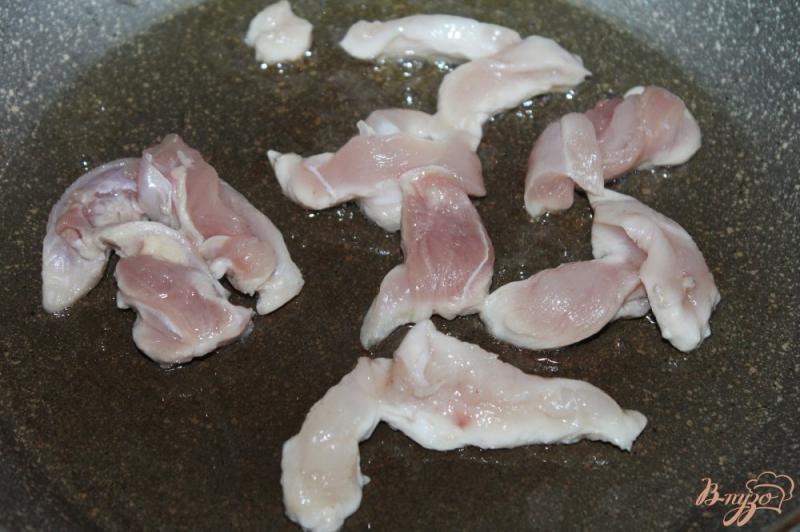 Фото приготовление рецепта: Куриное филе тушеное в соевом соусе с грушей шаг №3