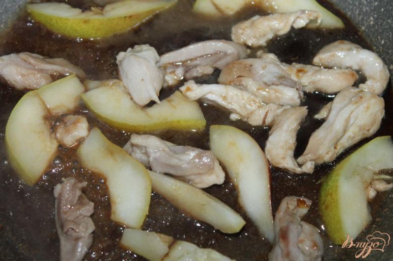 Фото приготовление рецепта: Куриное филе тушеное в соевом соусе с грушей шаг №5