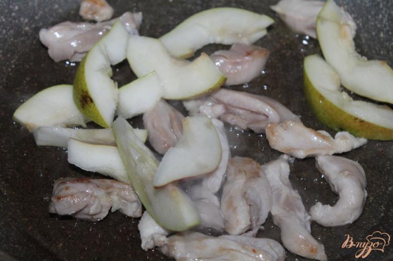 Фото приготовление рецепта: Куриное филе тушеное в соевом соусе с грушей шаг №4