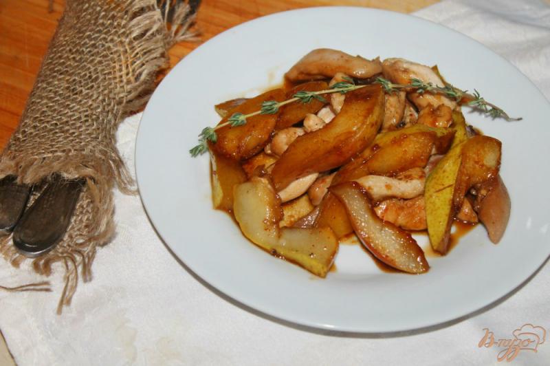 Фото приготовление рецепта: Куриное филе тушеное в соевом соусе с грушей шаг №6