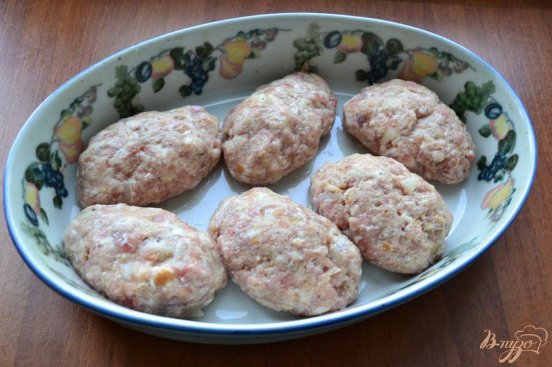 Фото приготовление рецепта: Котлеты с острым соусом и сыром в духовке шаг №4