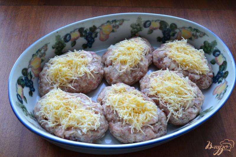 Фото приготовление рецепта: Котлеты с острым соусом и сыром в духовке шаг №8