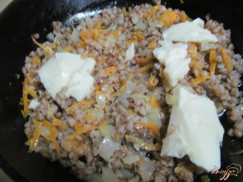 Фото приготовление рецепта: Перцы фаршированные гречкой и сыром шаг №3
