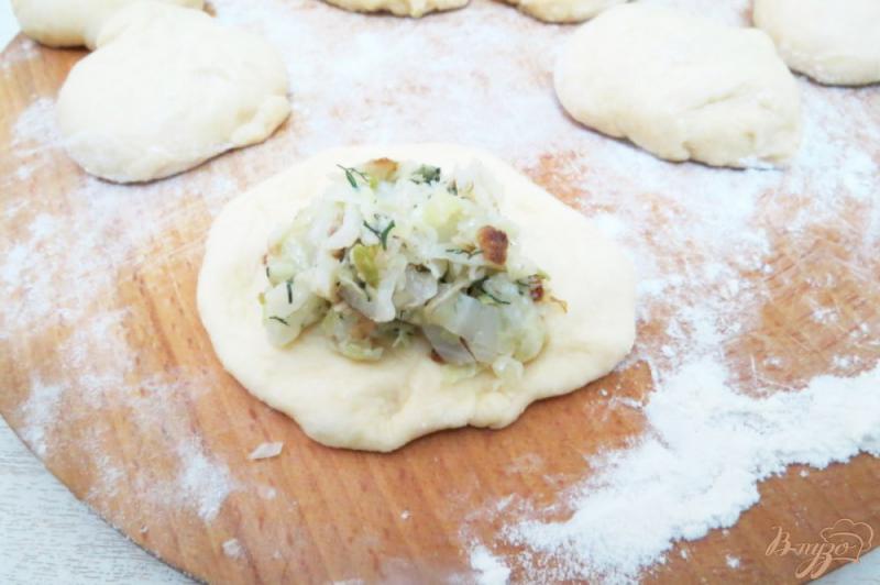 Фото приготовление рецепта: Пирожки печёные с жареной капустой шаг №12