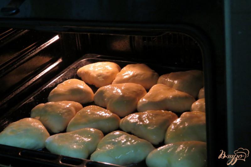 Фото приготовление рецепта: Пирожки печёные с жареной капустой шаг №13
