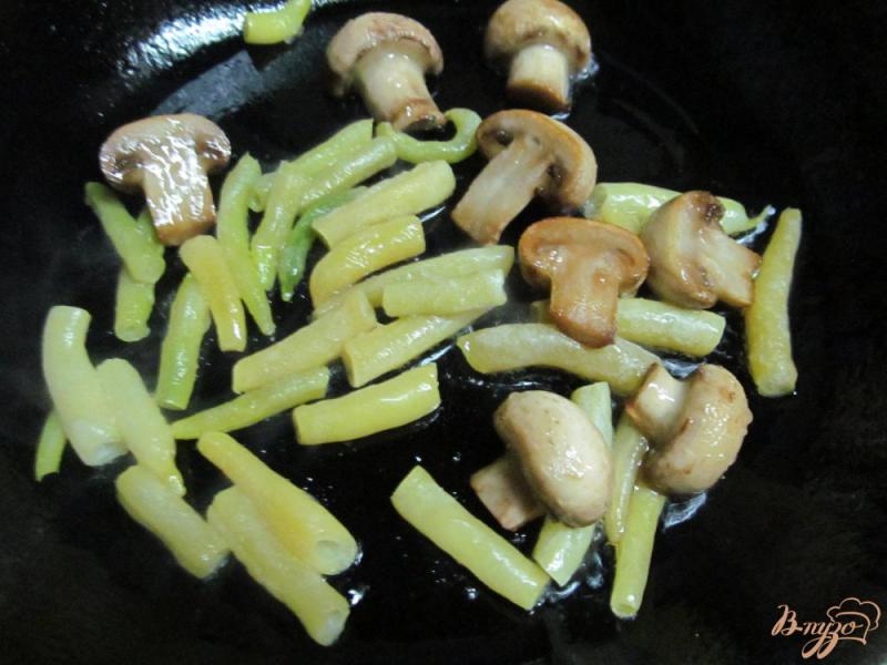 Фото приготовление рецепта: Теплый салат из грибов курицы и фасоли шаг №1