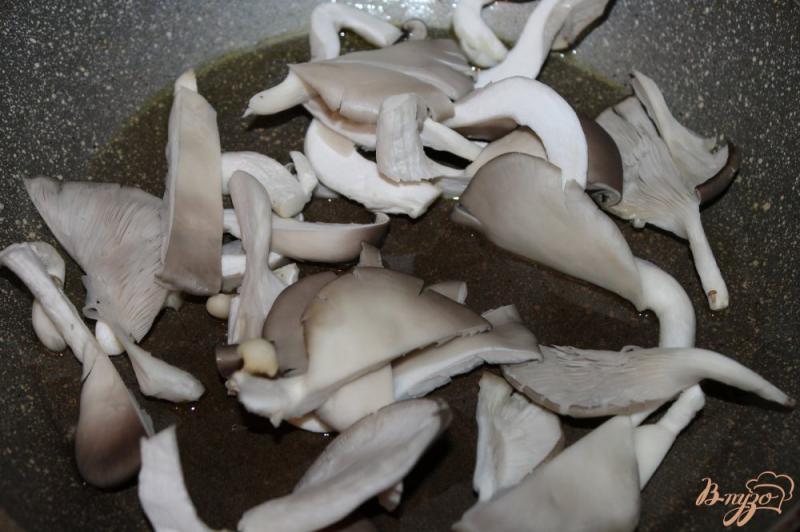 Фото приготовление рецепта: Вешенки с брокколи в сырном соусе шаг №4
