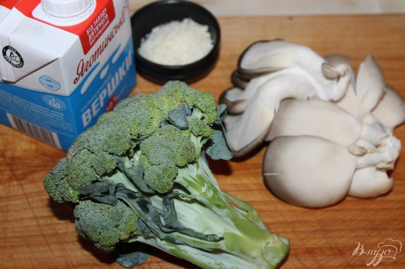 Фото приготовление рецепта: Вешенки с брокколи в сырном соусе шаг №1