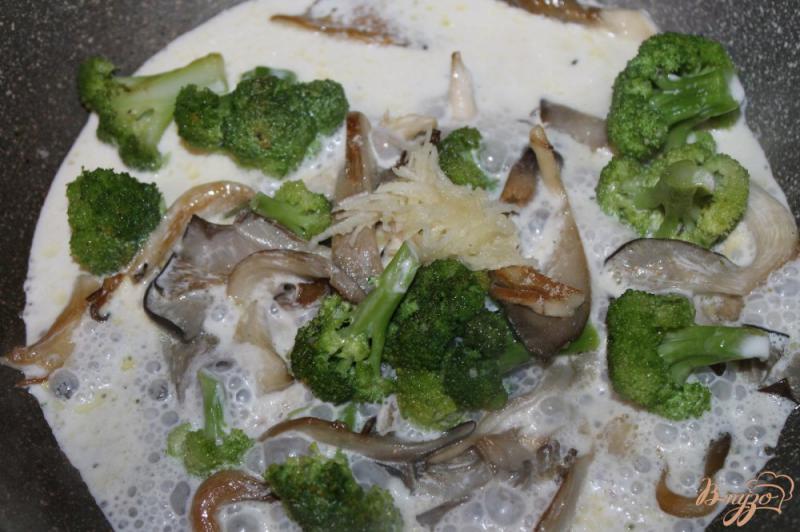 Фото приготовление рецепта: Вешенки с брокколи в сырном соусе шаг №6