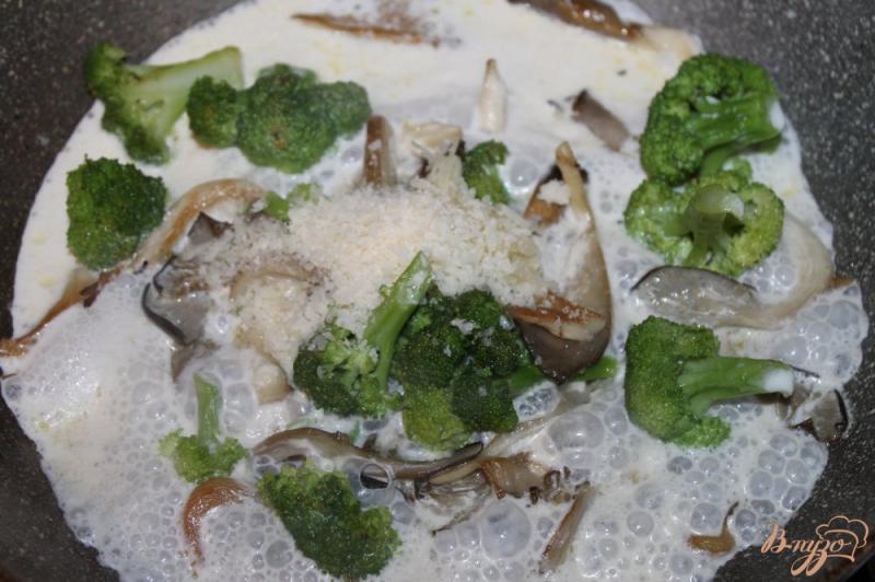 Фото приготовление рецепта: Вешенки с брокколи в сырном соусе шаг №7