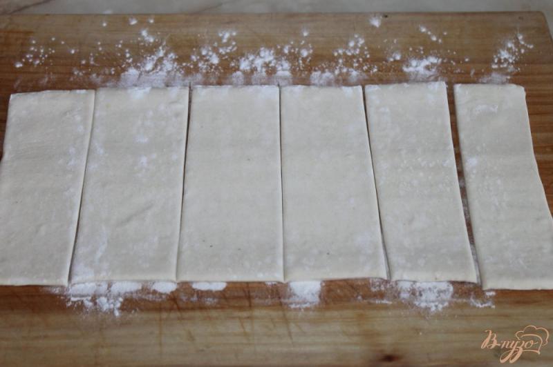 Фото приготовление рецепта: Рогалики из слоеного теста с шоколадом и орехами шаг №1