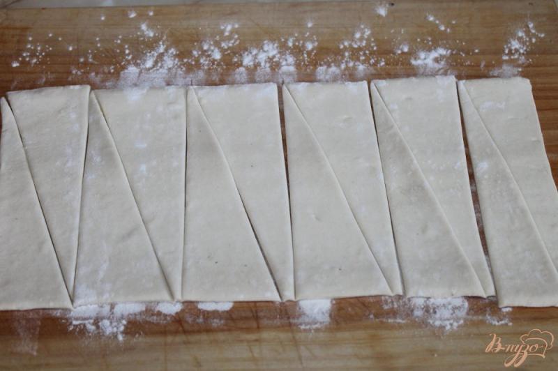 Фото приготовление рецепта: Рогалики из слоеного теста с шоколадом и орехами шаг №2