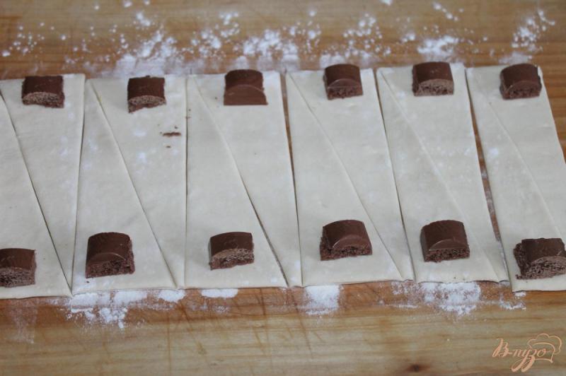 Фото приготовление рецепта: Рогалики из слоеного теста с шоколадом и орехами шаг №3