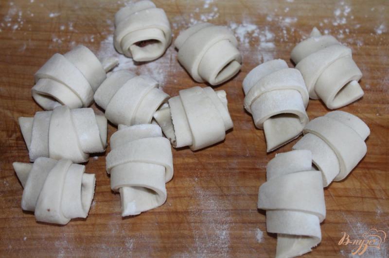 Фото приготовление рецепта: Рогалики из слоеного теста с шоколадом и орехами шаг №4