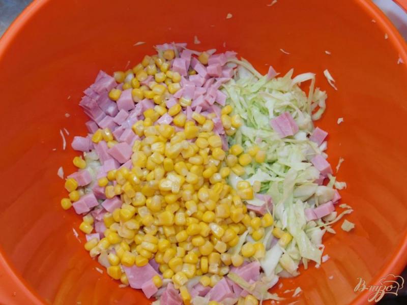 Фото приготовление рецепта: Салат из свежей капусты с кукурузой и ветчиной шаг №2