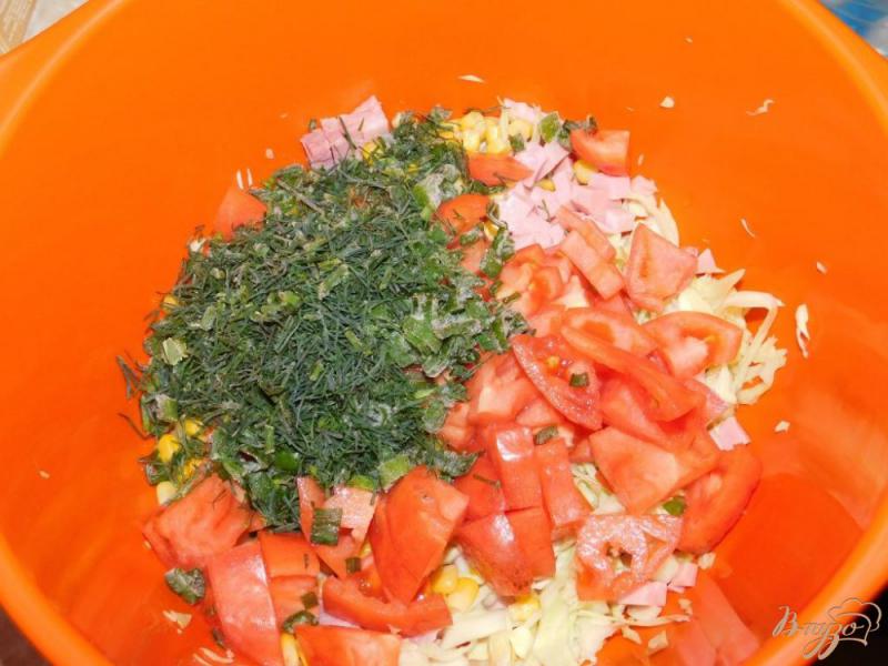 Фото приготовление рецепта: Салат из свежей капусты с кукурузой и ветчиной шаг №3