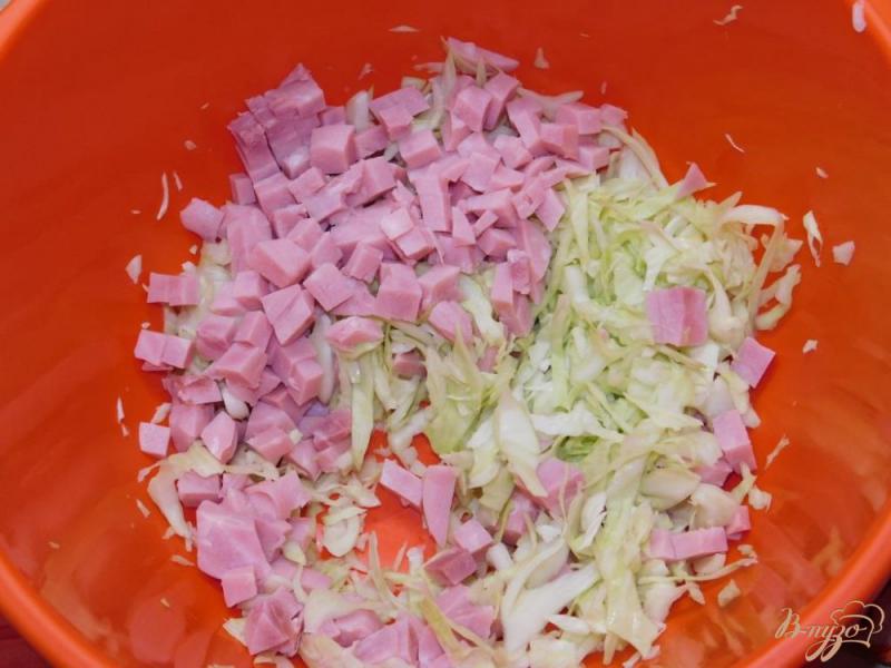 Фото приготовление рецепта: Салат из свежей капусты с кукурузой и ветчиной шаг №1