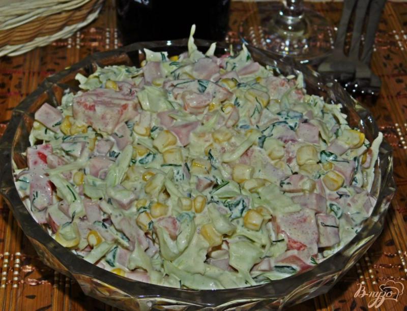 Фото приготовление рецепта: Салат из свежей капусты с кукурузой и ветчиной шаг №4