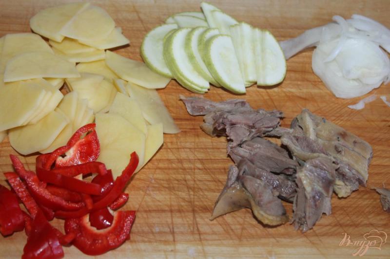 Фото приготовление рецепта: Картофель по - домашнему с перцем, кабачком и мясом шаг №1