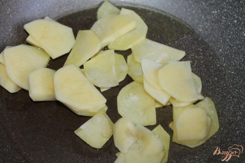 Фото приготовление рецепта: Картофель по - домашнему с перцем, кабачком и мясом шаг №2
