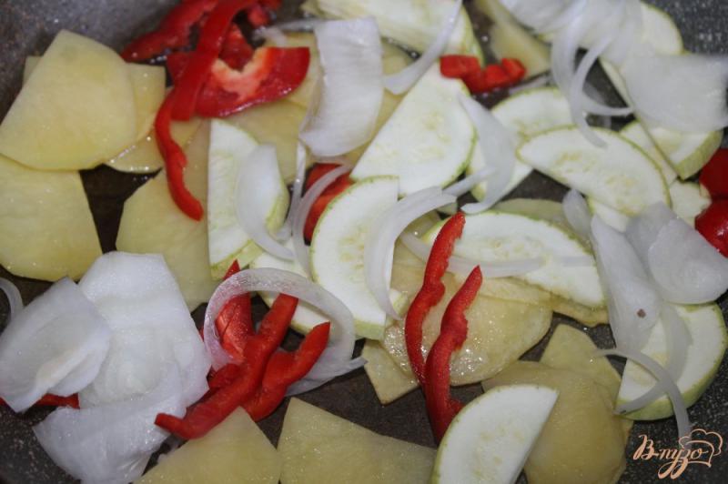 Фото приготовление рецепта: Картофель по - домашнему с перцем, кабачком и мясом шаг №3