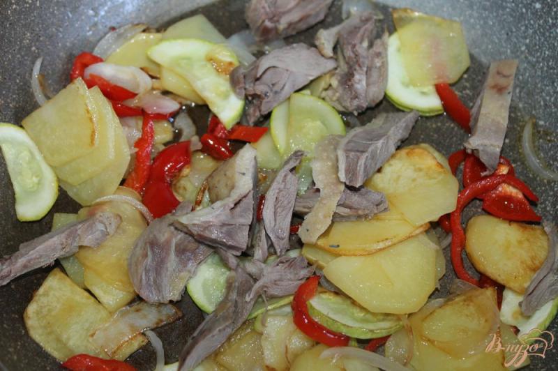 Фото приготовление рецепта: Картофель по - домашнему с перцем, кабачком и мясом шаг №4