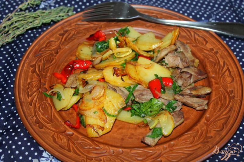 Фото приготовление рецепта: Картофель по - домашнему с перцем, кабачком и мясом шаг №6