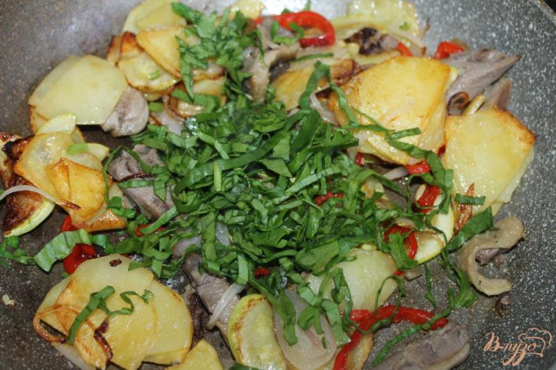 Фото приготовление рецепта: Картофель по - домашнему с перцем, кабачком и мясом шаг №5