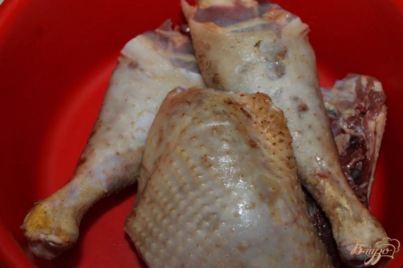 Фото приготовление рецепта: Куриные окорочка жареные в мультиварке шаг №2