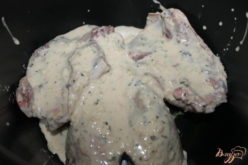 Фото приготовление рецепта: Куриные окорочка жареные в мультиварке шаг №5
