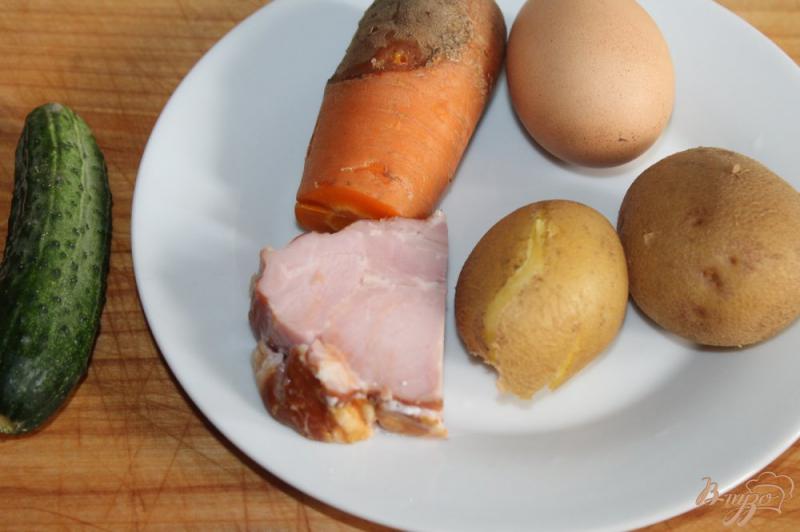 Фото приготовление рецепта: Салат из свиной грудинки с яйцом, картофелем и морковью шаг №1