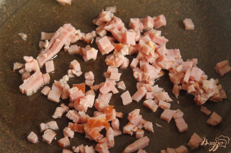 Фото приготовление рецепта: Салат из свиной грудинки с яйцом, картофелем и морковью шаг №2