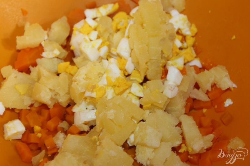 Фото приготовление рецепта: Салат из свиной грудинки с яйцом, картофелем и морковью шаг №3