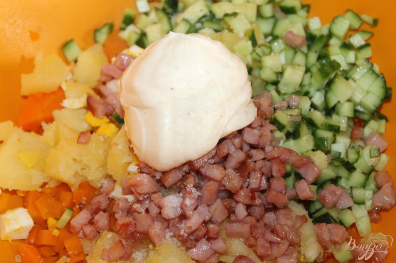 Фото приготовление рецепта: Салат из свиной грудинки с яйцом, картофелем и морковью шаг №5