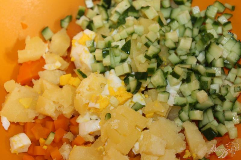 Фото приготовление рецепта: Салат из свиной грудинки с яйцом, картофелем и морковью шаг №4