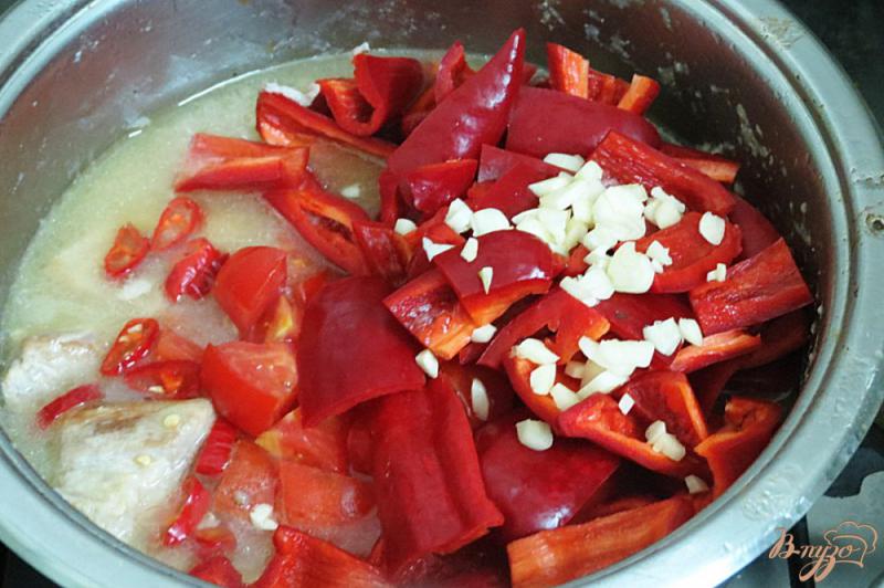 Фото приготовление рецепта: Свинина в остром соусе с болгарским перцем шаг №10