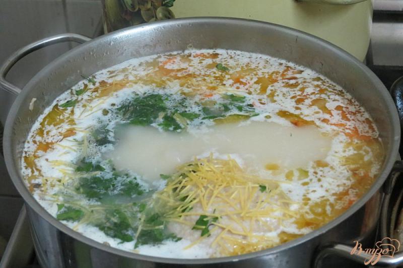 Фото приготовление рецепта: Куриный суп с плавленым сыром шаг №7