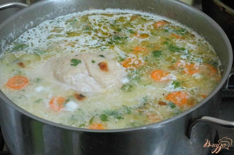 Фото приготовление рецепта: Куриный суп с плавленым сыром шаг №8