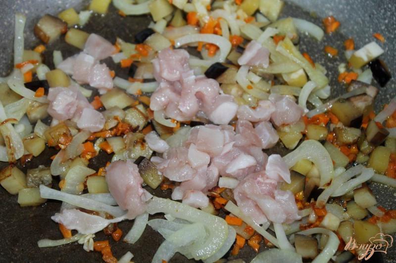 Фото приготовление рецепта: Подлива из курицы, баклажанов и помидоров шаг №3