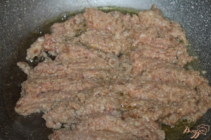 Фото приготовление рецепта: Блинчики с мясом, сыром и зеленью шаг №4