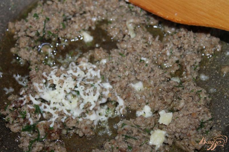 Фото приготовление рецепта: Блинчики с мясом, сыром и зеленью шаг №6