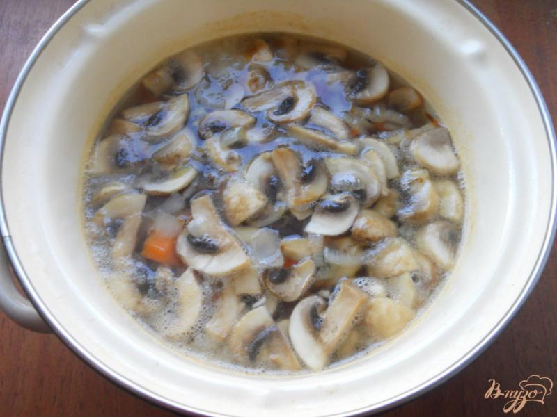 Фото приготовление рецепта: Овощной суп с шампиньонами и вермишелью шаг №4