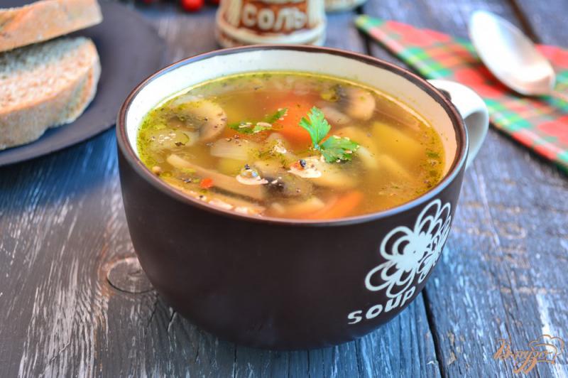 Фото приготовление рецепта: Овощной суп с шампиньонами и вермишелью шаг №6