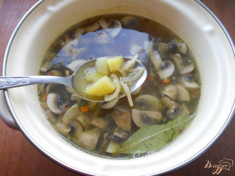 Фото приготовление рецепта: Овощной суп с шампиньонами и вермишелью шаг №5