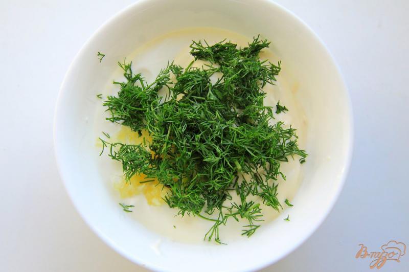 Фото приготовление рецепта: Сметанный соус с чесноком и укропом шаг №3
