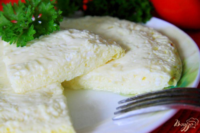 Фото приготовление рецепта: Омлет с сыром в микроволновке шаг №7