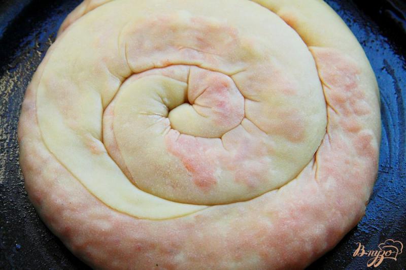 Фото приготовление рецепта: Пирог улитка с яблоками шаг №8